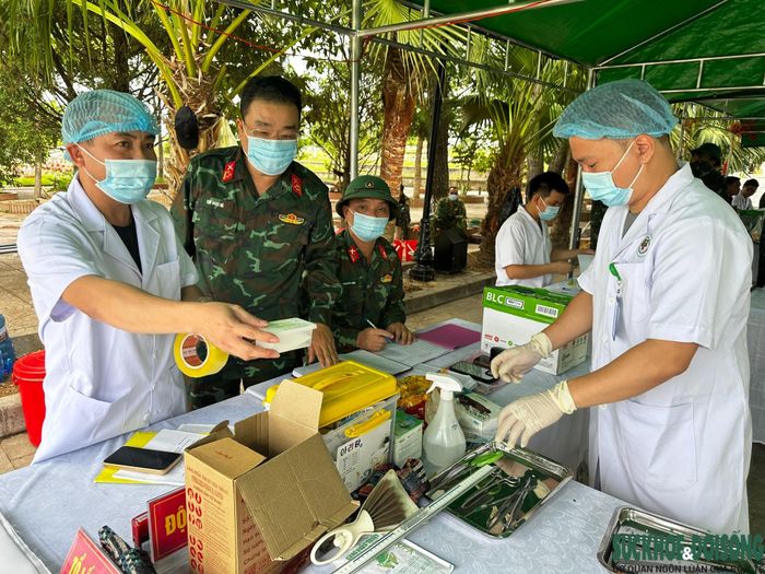 Cán bộ chuyên môn cẩn trọng thu nhận mẫu sinh phẩm từ phần mộ liệt sĩ chưa rõ thông tin tại Nghĩa trang Liệt sĩ Đô Lương. Mỗi mẫu vật đều được bảo quản nghiêm ngặt để phục vụ giám định ADN.