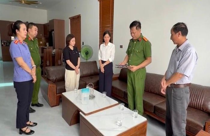 Cơ quan CSĐT công bố quyết định khởi tố vụ án hình sự, khởi tố bị can đối với Chu Thị Khánh Linh (áo đen, đứng giữa). Ảnh: Công an tỉnh Phú Thọ