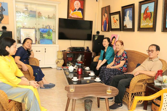 Bộ trưởng Bộ Y tế Đào Hông Lan chúc sức khỏe gia đình liệt sĩ, bác sĩ Đặng Thùy Trâm. Ảnh: Trần Minh