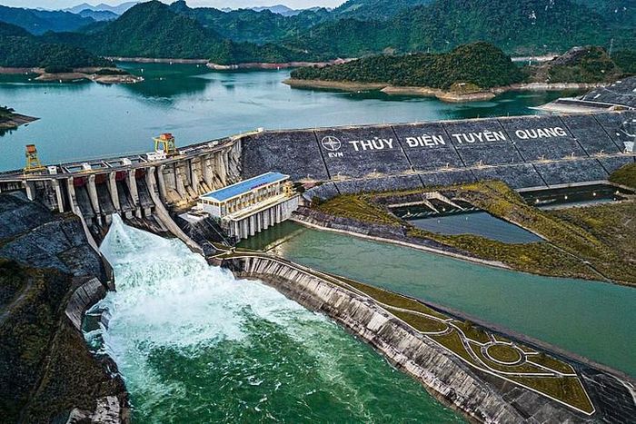 Chiều nay mở 1 cửa xả lũ thủy điện Tuyên Quang. Ảnh: CP