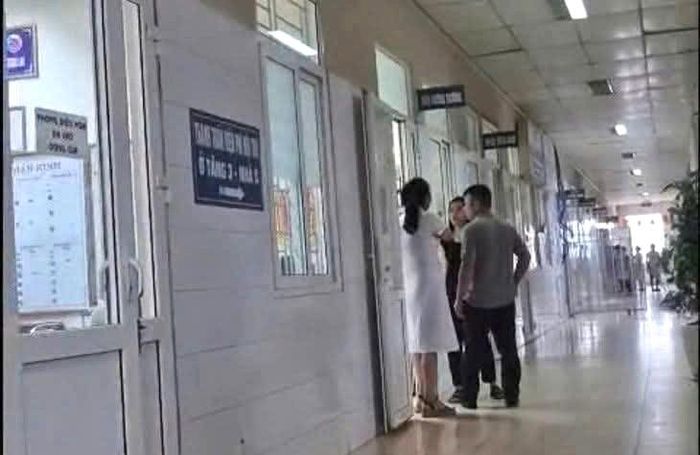 Nhóm người đến cửa phòng làm việc của chị H. - nữ điều dưỡng trưởng Khoa Thần kinh to tiếng, xô xát chị. Ảnh: TL.
