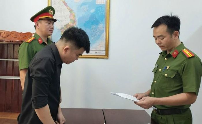 Đối tượng Nguyễn Phúc Linh tại cơ quan công an. Ảnh: CAKH.