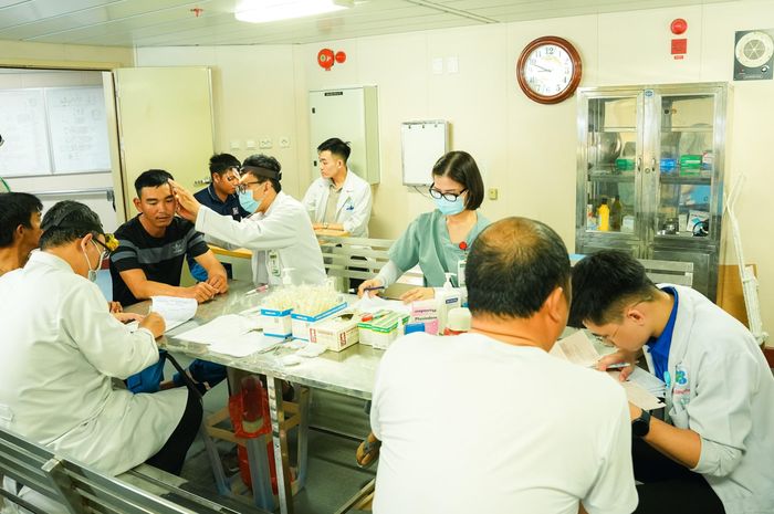 Bác sĩ Bệnh Lê Văn Thịnh, Bệnh viện Ung Bướu TP. HCM khám tai mũi họng, đọc kết quả điện tâm đồ cho người dân.