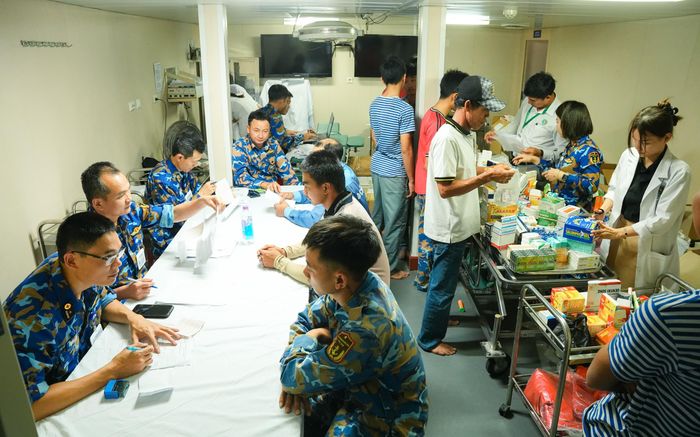 Viện Y học Hải quân (Cục Hậu cần - Kỹ thuật Quân chủng Hải quân) phối hợp nhân viên y tế tổng hợp kết luận và cấp phát thuốc cho các đối tượng sau khám.
