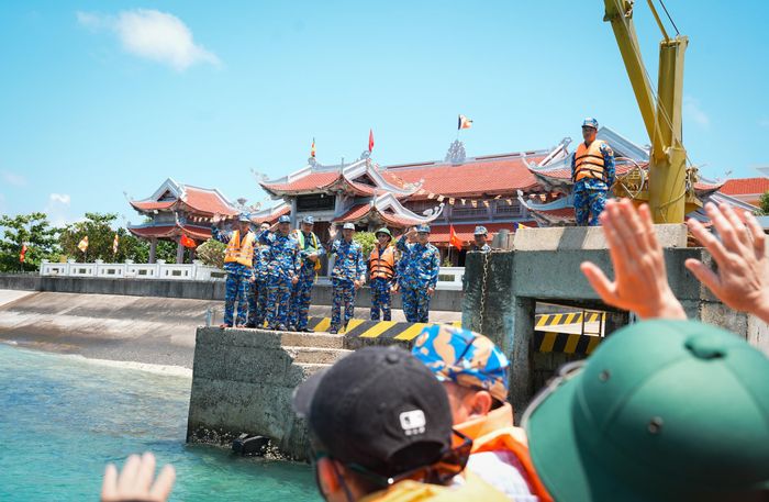 Đoàn công tác chia tay cán bộ, chiến sĩ và người dân trên đảo Đá Tây A.
