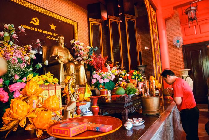 Thành viên đoàn công tác dâng hương tượng niệm Chủ tịch Hồ Chí Minh trên đảo Trường Sa.