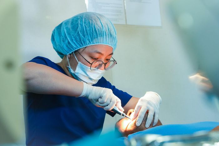 Bác sĩ Bệnh viện Răng Hàm Mặt thực hiện thủ thuật răng miệng cho người dân.