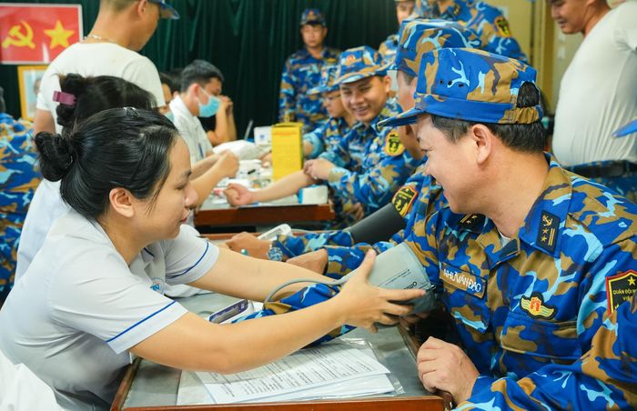 Trên Tàu 561, nhân viên y tế Bệnh viện Thống Nhất thực hiện đo huyết áp cho cán bộ, chiến sĩ.