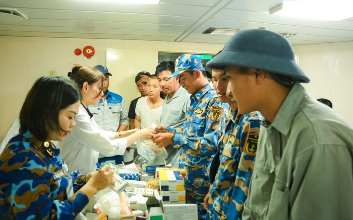 Nhân viên y tế Viện Y học Hải quân, Bệnh viện Lê Văn Thịnh phát thuốc cho quân, dân trên các đảo.