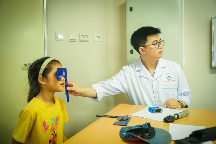 Các em nhỏ trên các đảo cũng được khám các chuyên khoa.