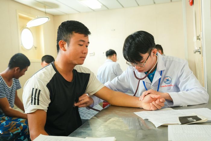Bác sĩ Bệnh viện Thống Nhất triển khai khám nội khoa cho cán bộ, chiến sĩ.