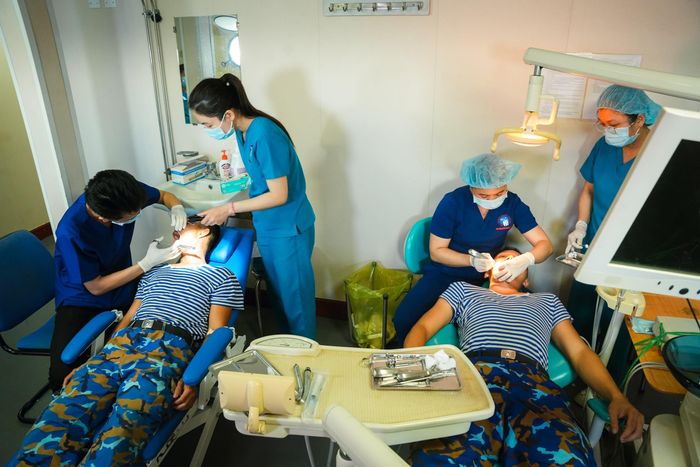 Bác sĩ Bệnh viện Răng Hàm Mặt Trung ương TP. HCM chăm sóc sức khỏe Răng miệng cho cán bộ, chiến sĩ Đặc khu Trường Sa.