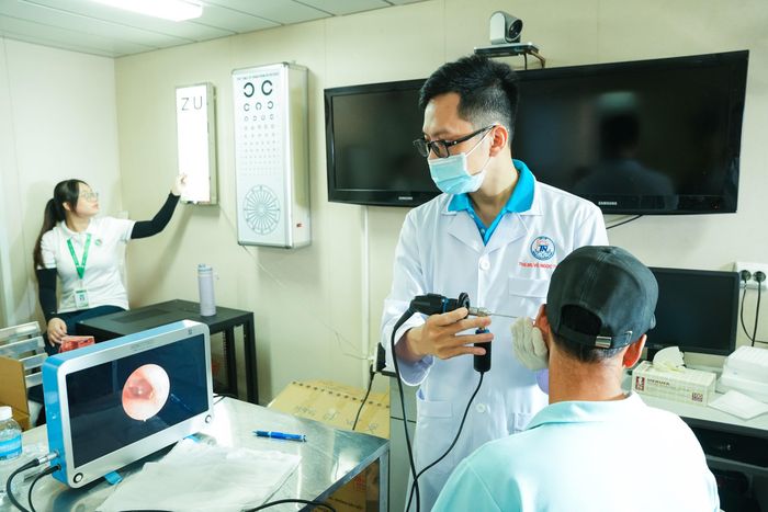Bác sĩ Bệnh viện Thống Nhất thực hiện khám tai mũi họng cho người dân.