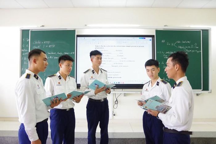 Binh nhất Nguyễn Lê Thành Triết (giữa) trao đổi học tập tiếng Anh trong giờ tự học tại giảng đường. Ảnh: Huy Tứ.