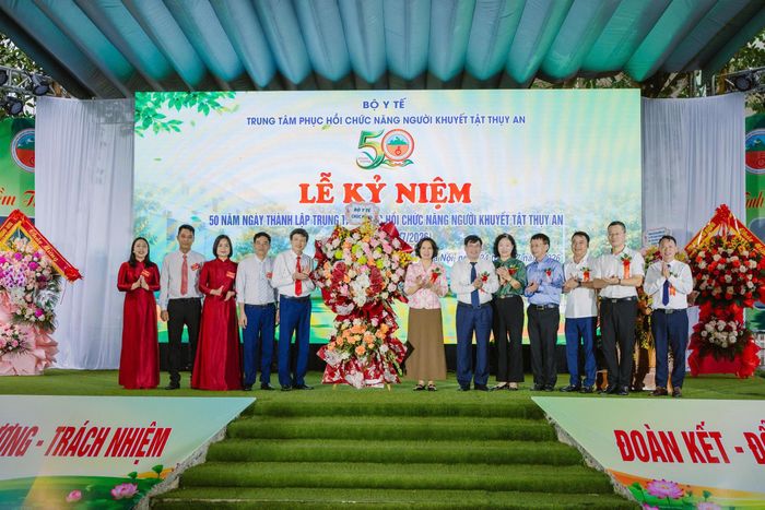 Thứ trưởng Nguyễn Thị Liên Hương và các đại biểu của Bộ Y tế tặng hoa chúc mừng Trung tâm. Ảnh: Thu Trang