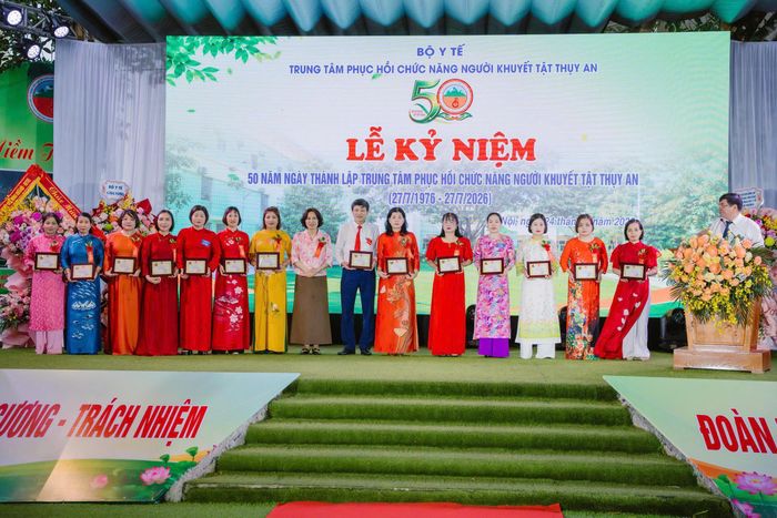 Thứ trưởng Nguyễn Thị Liên Hương trao Kỷ niệm chương của Bộ Y tế cho các cá nhân tiêu biểu. Ảnh: Thu Trang