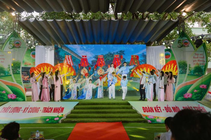 Tiết mục văn nghệ chào mừng lễ kỷ niệm do chính cán bộ, người lao động và người khuyết tật tại Trung tâm biểu diễn. Ảnh: Thu Trang