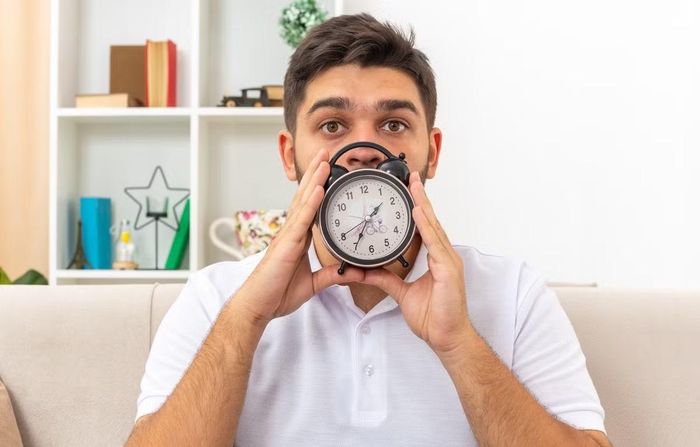 Nhiều người cho rằng nhìn đồng hồ nhiều sẽ dễ có cảm giác căng thẳng, bị áp lực. Ảnh minh họa: Magnific.