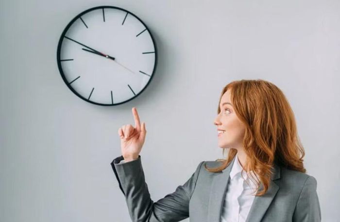 Điều quan trọng là nên treo đồng hồ làm sao để tránh ảnh hưởng đến không gian nghỉ ngơi. Ảnh minh họa: DepositPhotos.