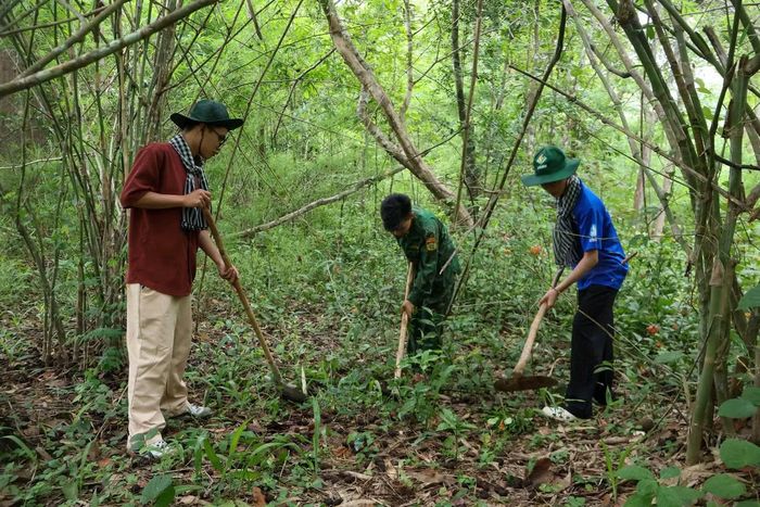 Các chiến sĩ tình nguyện cùng cán bộ, chiến sĩ biên phòng tham gia tăng gia sản xuất, góp phần tìm hiểu đời sống, công việc thường nhật của người lính nơi tuyến đầu. Ảnh: BTC