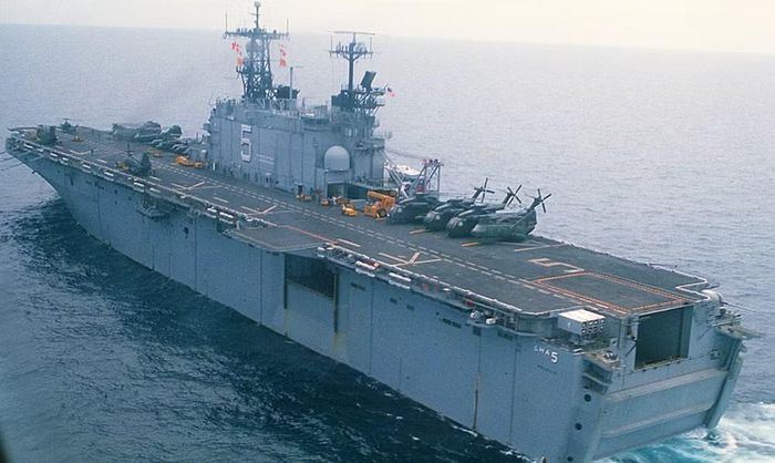 Với chiều dài 250 mét, lượng giãn nước đầy tải 44.000 tấn và thủy thủ đoàn hơn 2.000 người, USS Peleliu từng là một trong những chiến hạm lớn nhất của Hải quân Mỹ.