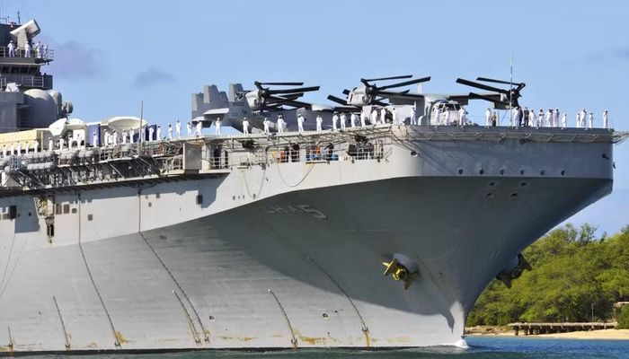Về hỏa lực phòng thủ, tàu được trang bị pháo phòng không Phalanx CIWS 20 mm, bệ phóng tên lửa phòng không RIM-7 Sea Sparrow và pháo tự động Bushmaster 25 mm nhằm đối phó tên lửa chống hạm, máy bay và xuồng tấn công tốc độ cao.