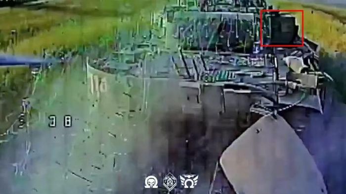 Video cho thấy phần đuôi của xe tăng T-72B3A bị hư hại do máy bay không người lái FPV gây ra, trong khi tổ hợp APS không hoạt động. Tổng cộng, một đoàn gồm 10 xe tăng Nga đã bị tấn công gần khu định cư Mayak ở vùng Donetsk.