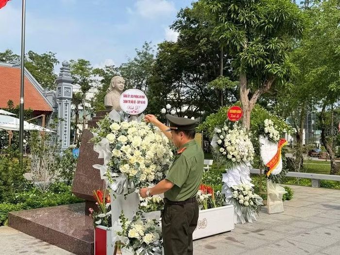 Đoàn công tác do Thượng tá Ngô Xuân Hải, Phó Bí thư Đảng ủy, Phó Trưởng phòng làm Trưởng đoàn tri ân Anh hùng lực lượng vũ trang nhân dân Võ Thị Sáu