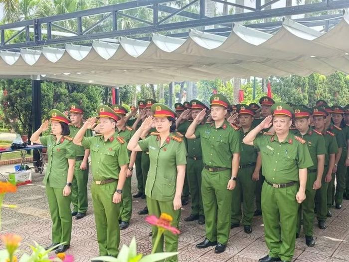 Tập thể CBCS Phòng Cảnh sát Quản lý hành chính về trật tự xã hội tưởng niệm các anh hùng liệt sỹ