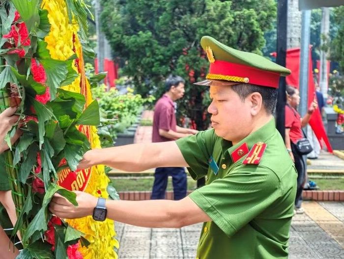Đoàn công tác Phòng Cảnh sát Quản lý hành chính về trật tự xã hội do Thượng tá Nguyễn Thành Lâm, Trưởng phòng làm Trưởng đoàn tổ chức hoạt động tri ân tại Nghĩa trang Liệt sỹ thành phố Hà Nội