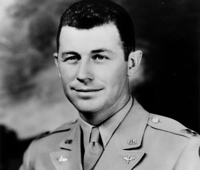 Không chỉ một lần đánh cược mạng sống: Nếu câu chuyện kết thúc ở Bell X-1 thì Chuck Yeager đã đủ để đi vào lịch sử. Nhưng với ông, chuyến bay vượt tốc độ âm thanh chỉ là điểm khởi đầu của một sự nghiệp luôn gắn với những cỗ máy chưa ai dám lái và những giới hạn mà con người chưa từng chạm tới.