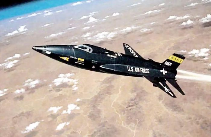Chuck Yeager qua đời năm 2020 ở tuổi 97. Nhưng mỗi khi một chiếc tiêm kích hiện đại lao qua bầu trời với tốc độ gấp nhiều lần âm thanh, người ta vẫn nhớ tới chuyến bay sáng 14-10-1947 trên sa mạc Mojave. Ngày hôm đó, một phi công với hai chiếc xương sườn gãy đã chứng minh rằng điều tưởng như không thể chỉ là một giới hạn đang chờ có người vượt qua. Và đó cũng chính là tinh thần bất diệt của nghề phi công thử nghiệm. (Còn tiếp...)