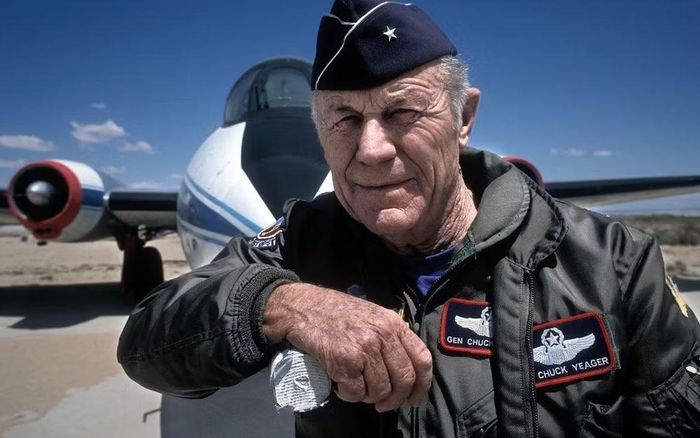 Khi đã trở thành biểu tượng của ngành hàng không thế giới, Chuck Yeager vẫn giữ lối sống giản dị của một người lính. Mỗi khi được hỏi cảm giác của người đầu tiên bay nhanh hơn âm thanh, ông thường chỉ cười và nói: “Tôi chỉ làm công việc của mình.” Câu trả lời ngắn gọn ấy phản ánh đúng phẩm chất của những phi công thử nghiệm: họ không tìm kiếm ánh hào quang, không bay để lập kỷ lục hay trở thành anh hùng. Điều họ theo đuổi là mở rộng giới hạn của khoa học, chấp nhận đi vào vùng chưa ai từng đến để những thế hệ phi công sau có thể bay an toàn hơn.