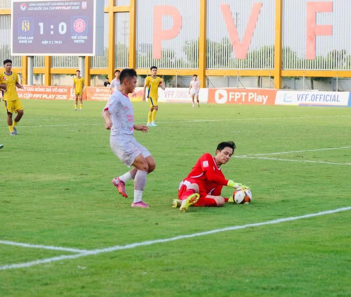Cao Văn Bình giúp SLNA giữ sạch mành lưới, bảo toàn tỉ số 1-0 (Thanh Đức ghi bàn duy nhất trận đấu phút 41)