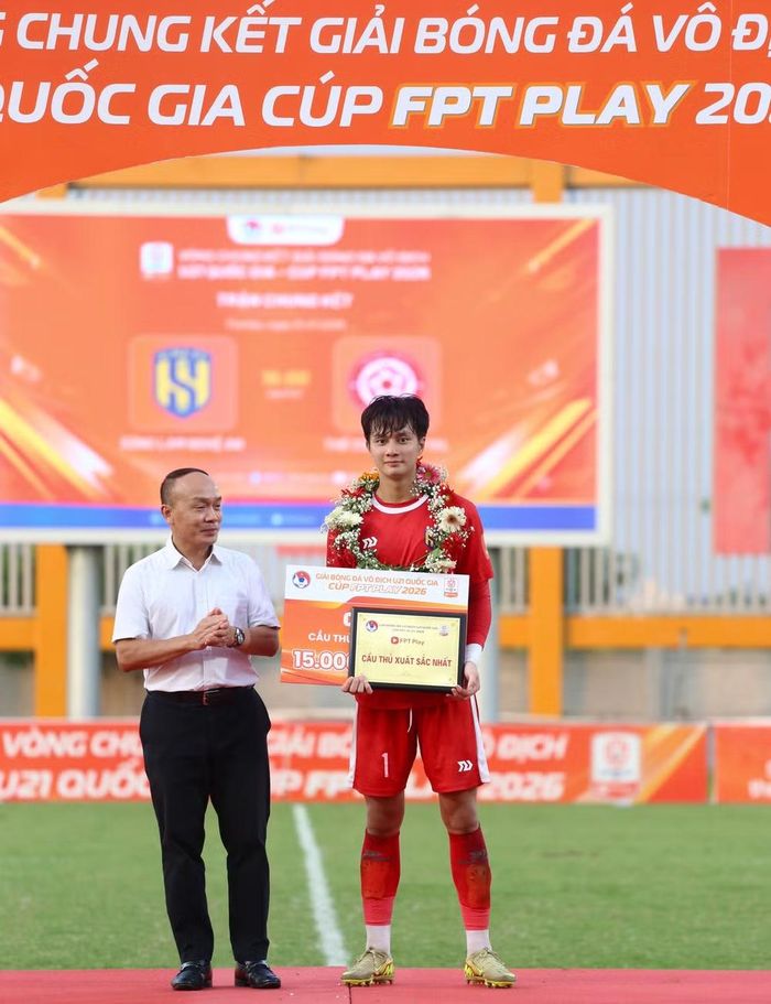 Đặc biệt, Cao Văn Bình được ban tổ chức bầu chọn Cầu thủ xuất sắc nhất giải, trở thành thủ môn hiếm hoi trong lịch sử 30 năm giành danh hiệu cao quý này