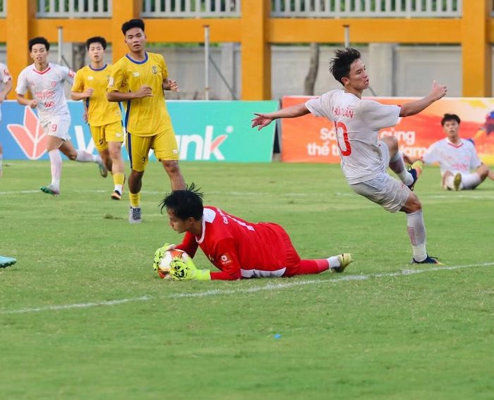 Trận này, Thể Công Viettel chơi ép sân, tạo nhiều cơ hội dứt điểm song không thể có bàn thắng trước sự xuất sắc của thủ môn Cao Văn Bình (áo đỏ - người hùng giúp U23 Việt Nam đánh bại Hàn Quốc giành hạng ba U23 châu Á 2026)
