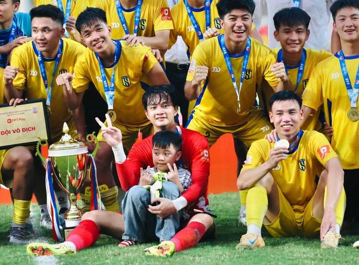 Thủ môn 21 tuổi hạnh phúc cùng đồng đội, người thân trong ngày đăng quang