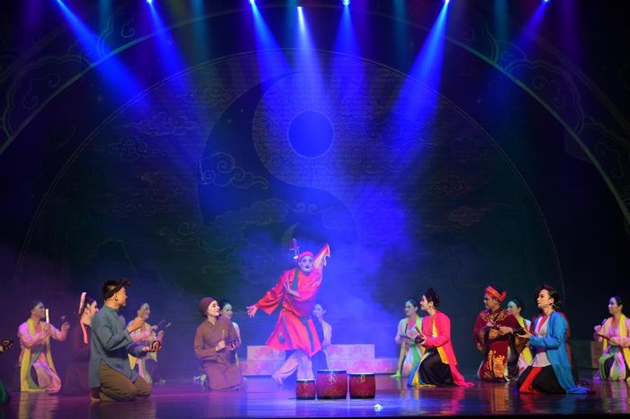 Sự tung hứng nhịp nhàng giữa Phù thủy và các nghệ sĩ tạo nên bầu không khí vui tươi, gần gũi, đậm chất sân khấu dân gian Việt Nam.