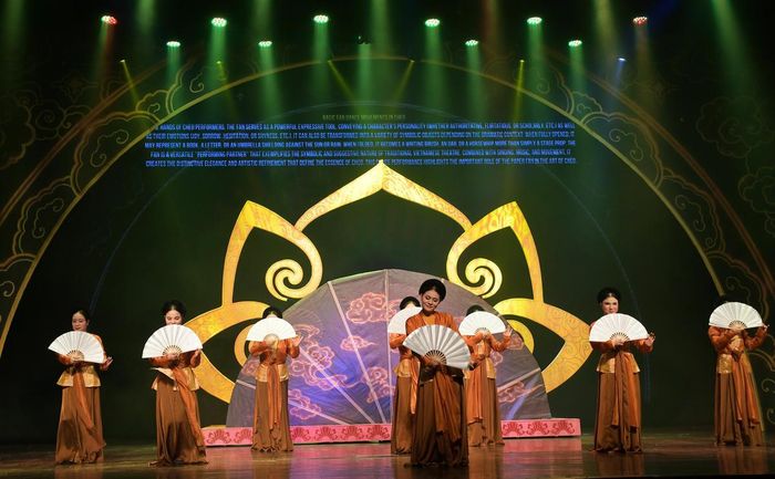 Các nghệ sĩ Nhà hát Chèo Hà Nội giới thiệu những thế múa quạt cơ bản của chèo.