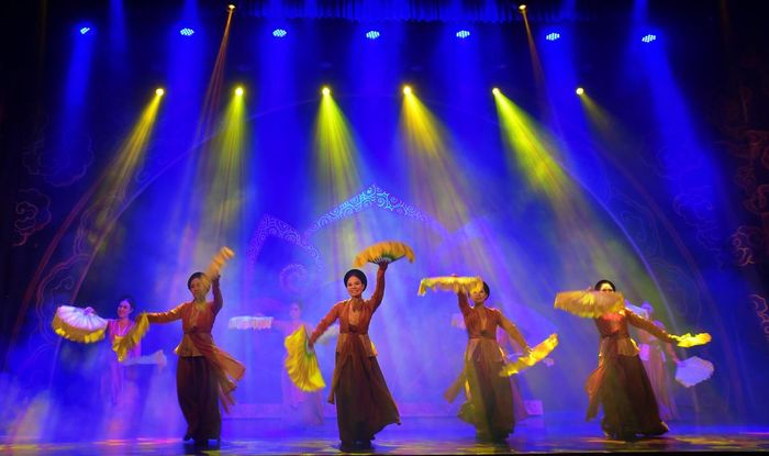 Sự kết hợp ánh sáng công nghệ cũng đã đem đến những trải nghiệm mới mẻ về thị giác cho khán giả với nghệ thuật chèo trong chương trình "Nét duyên chèo Hà Thành".