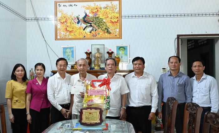 Lãnh đạo TP Cần Thơ và phường Ngã Năm đến thăm hỏi gia đình thương binh Phan Văn Thắng (75 tuổi, ngụ khu vực 3). Ảnh Hồng Thắm