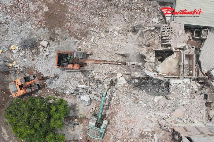 Gạch, bê tông, sắt thép được tập kết để vận chuyển ra khỏi hiện trường, tạo điều kiện cho các đơn vị triển khai thi công ngay sau khi tiếp nhận mặt bằng.