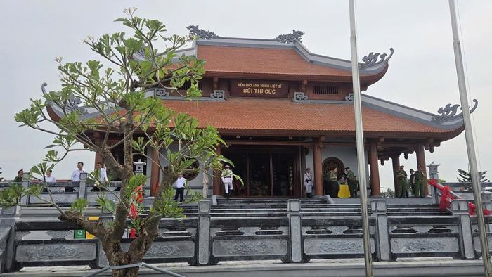 Đền thờ Anh hùng liệt sĩ Công an Nhân dân Bùi Thị Cúc trong khu lưu niệm. Ảnh: Duy Hưng. 
