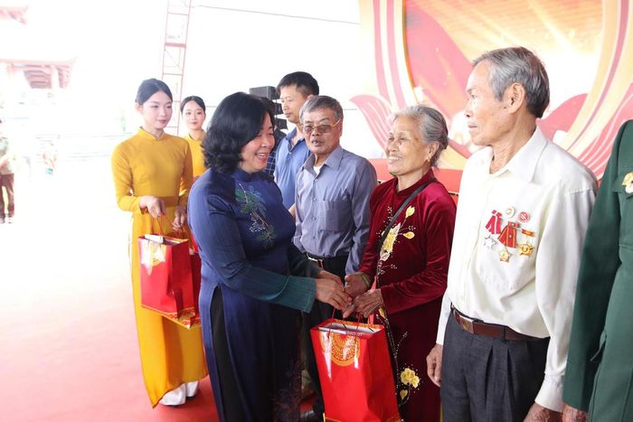 Chủ tịch Ủy ban Trung ương MTTQ Việt Nam Bùi Thị Minh Hoài tặng quà các thương binh, thân nhân gia đình liệt sĩ xã Xuân Trúc, tỉnh Hưng Yên. Ảnh: Duy Hưng.