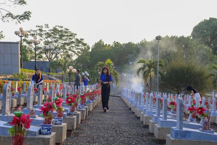 Các bạn trẻ tri ân, viếng Anh hùng liệt sĩ.