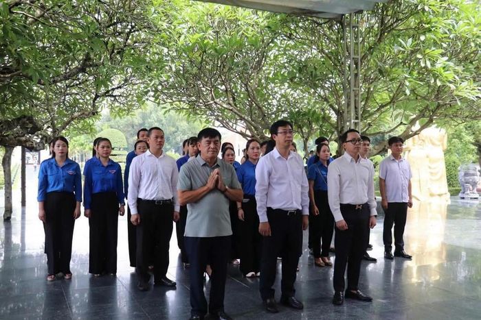 Đoàn công tác thành kính tưởng nhớ, tri ân những anh hùng liệt sĩ đã anh dũng hy sinh vì Tổ quốc. Ảnh: MTTQ tỉnh Điện Biên.
