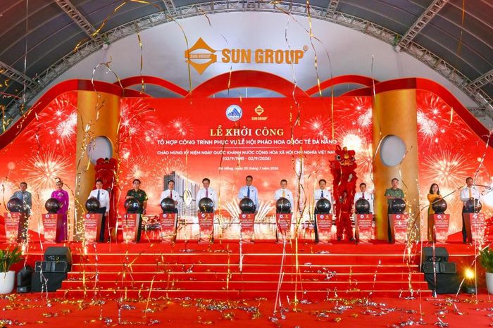Lãnh đạo TP Đà Nẵng và các đại biểu thực hiện nghi thức khởi công. Ảnh: Nguyễn Tú.