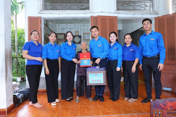 Bí thư Đoàn Thanh niên MTTQ, các đoàn thể Trung ương Nguyễn Nhất Linh và các đại biểu thăm Mẹ Việt Nam anh hùng Lâm Thị Giã.