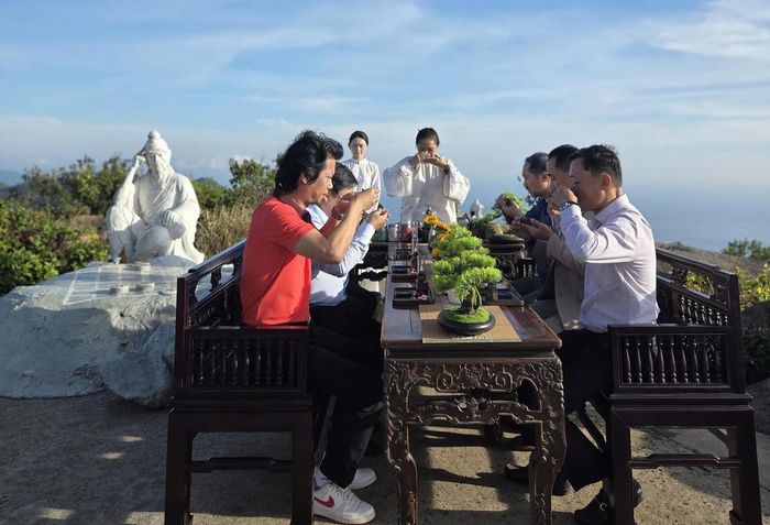 Trải nghiệm thưởng trà trên đỉnh Bàn Cờ. Ảnh: Nguyễn Tú.