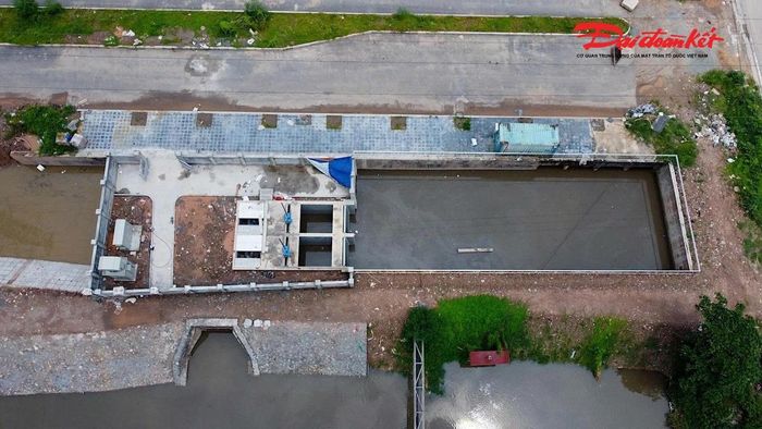 Tại khu vực bể chứa, các tổ máy bơm công suất lớn đã được lắp đặt, sẵn sàng vận hành để bơm nước qua ba cửa xả trực tiếp ra sông Nhuệ. Song song với đó, tuyến kênh dẫn nước kết nối các trạm bơm cũng được nạo vét, mở rộng và gia cố nhằm tăng khả năng tiếp nhận và dẫn truyền lưu lượng nước lớn trong điều kiện mưa bão.